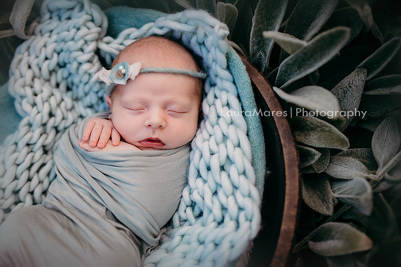 Close up, Outdoor sunset newborn portraits with mint props in a wooden bowl  | Laura Mares Photography | Pittsburgh Newborn Photographer