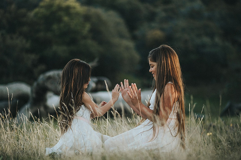 Girls playing at a wedding | Laura Mares Photography | Pittsburgh Photographer
